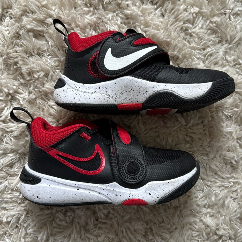 Nike Team Hustle D 11 kids sneakers